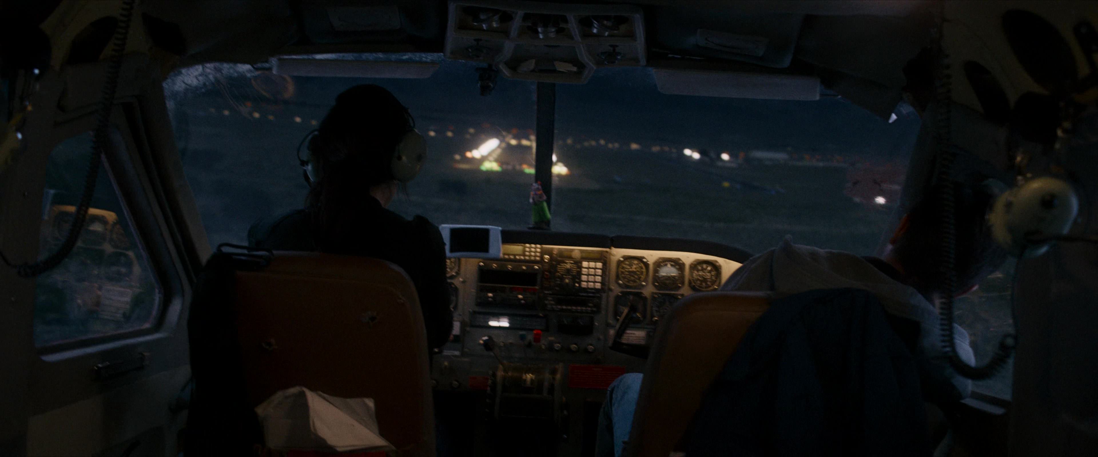 Flight Risk (2025) [4K] screencap 10620