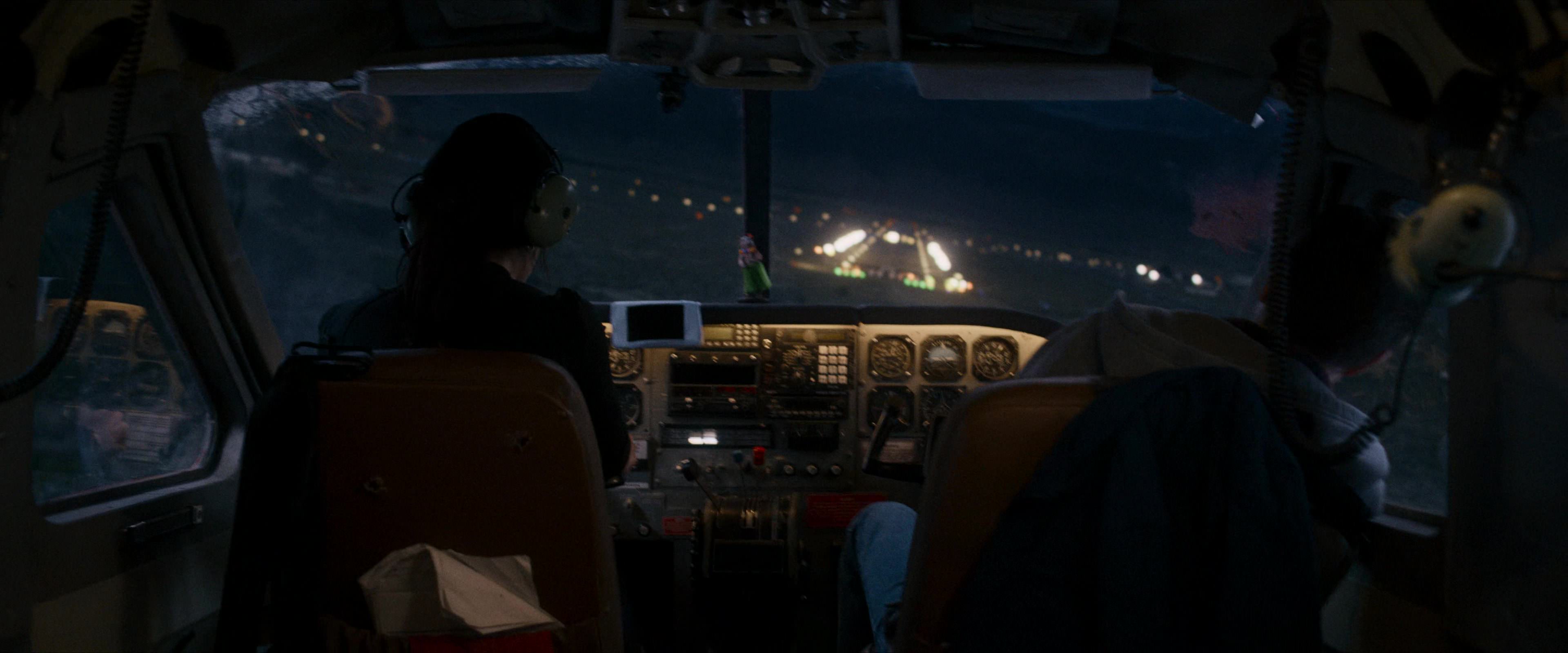 Flight Risk (2025) [4K] screencap 10629