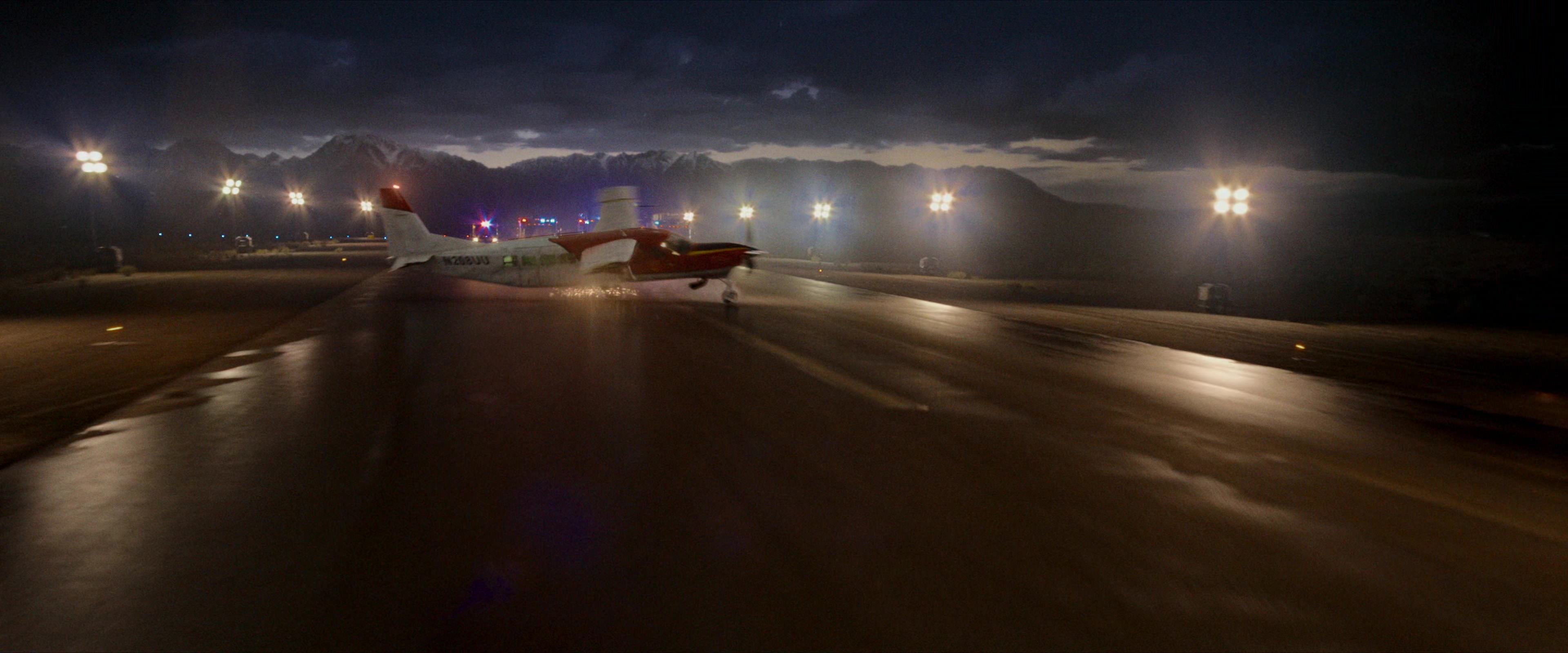 Flight Risk (2025) [4K] screencap 10740