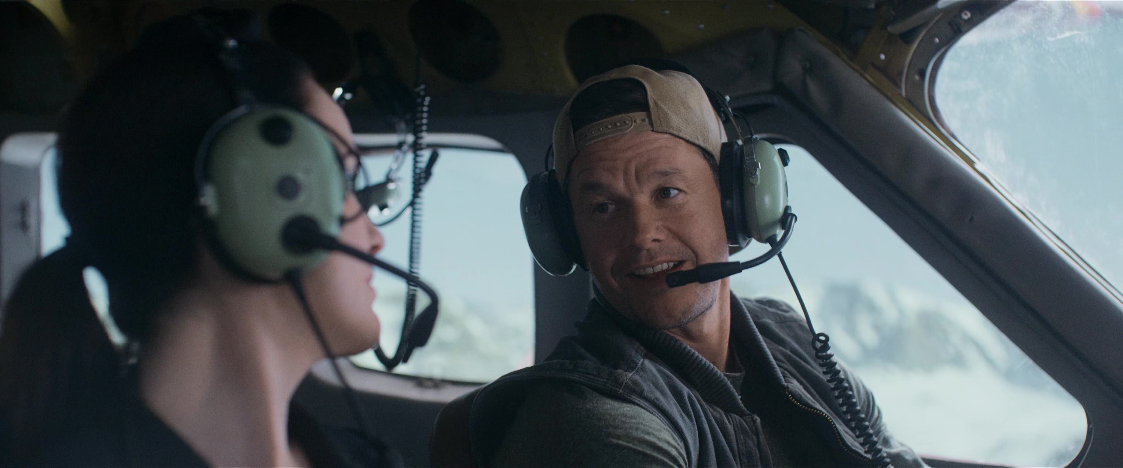 Flight Risk (2025) [4K] screencap 2250