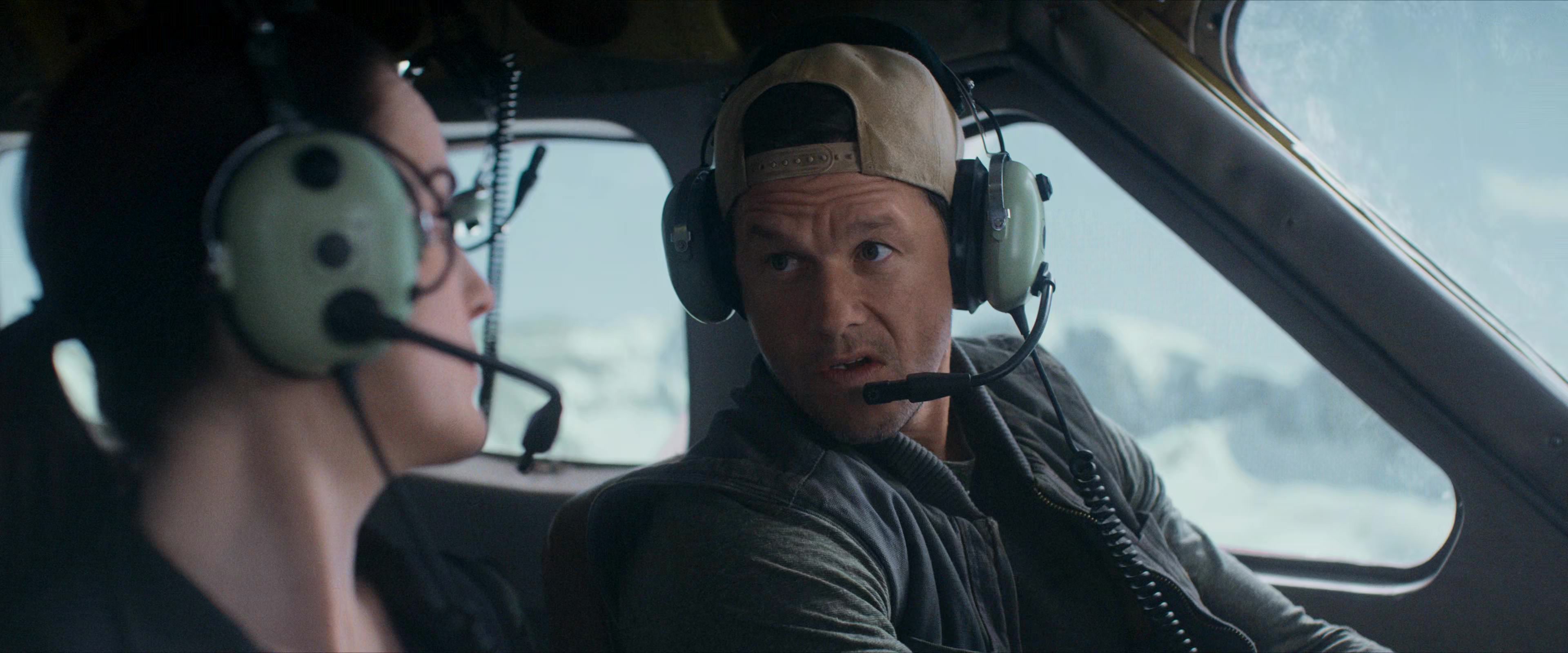 Flight Risk (2025) [4K] screencap 2304