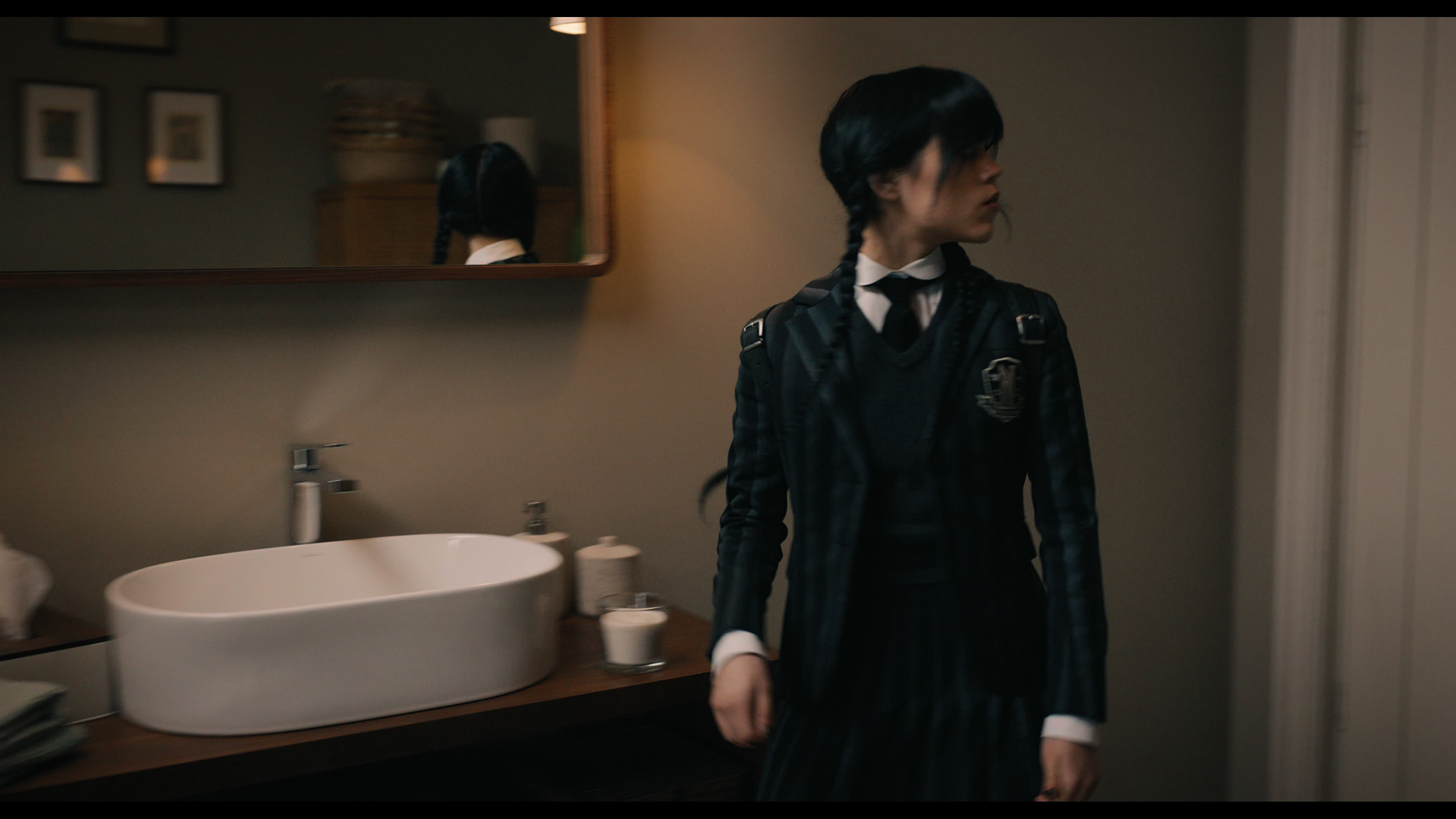Wednesday S01E01 “Wednesday’s Child Is Full of Woe” screencap 4782