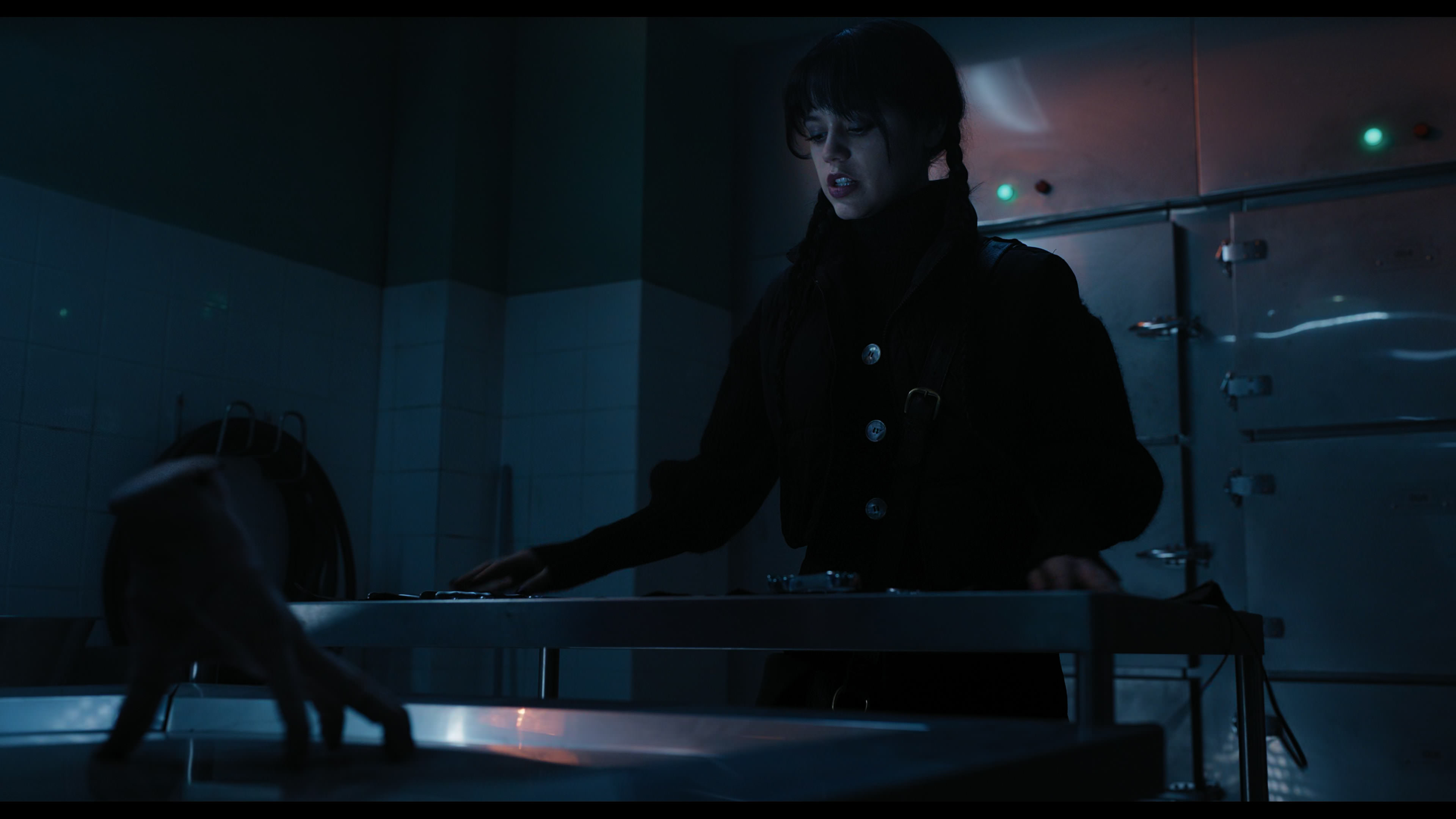 Wednesday S01E04 “Woe What a Night” screencap 126