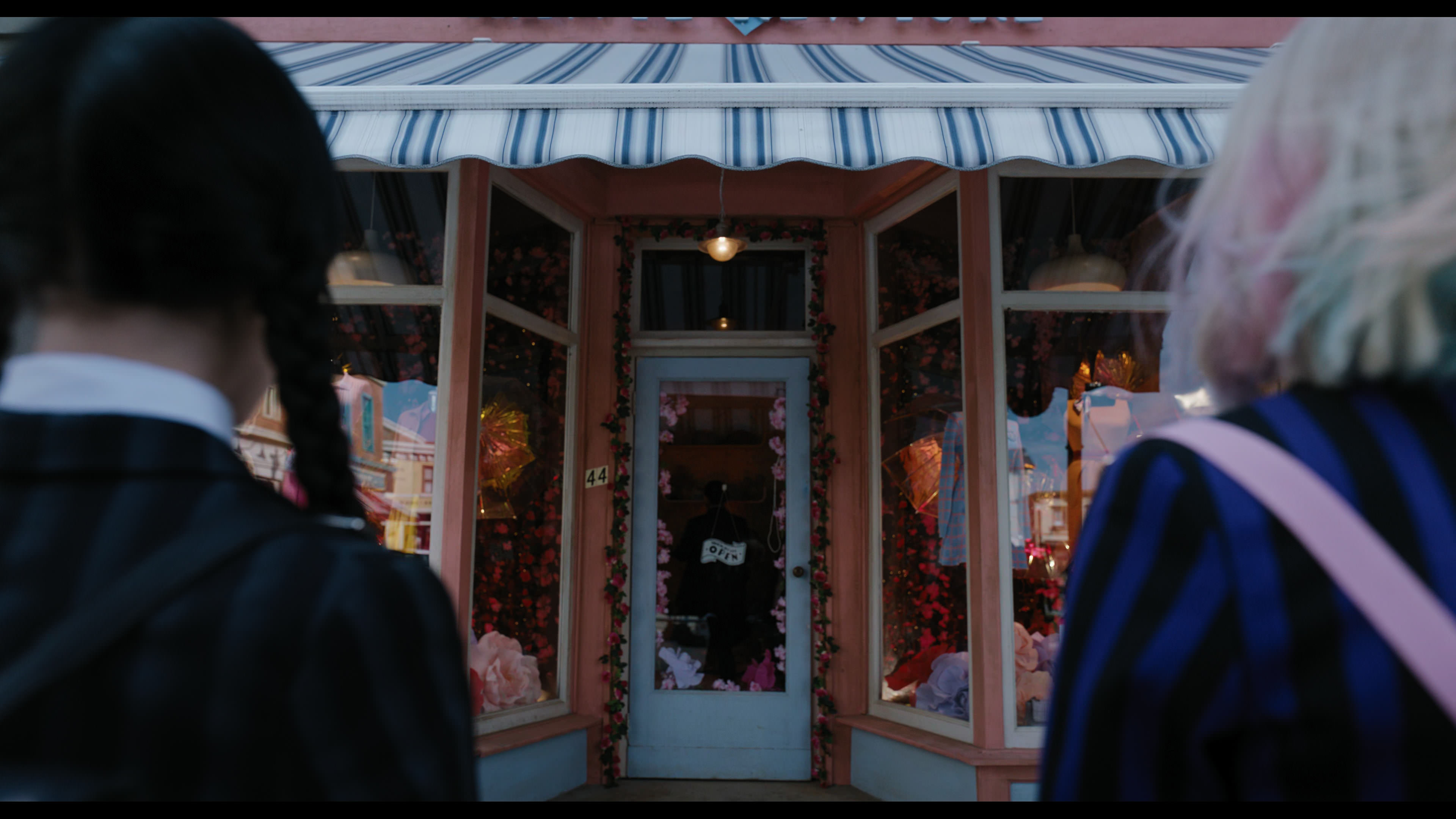 Wednesday S01E04 “Woe What a Night” screencap 1479